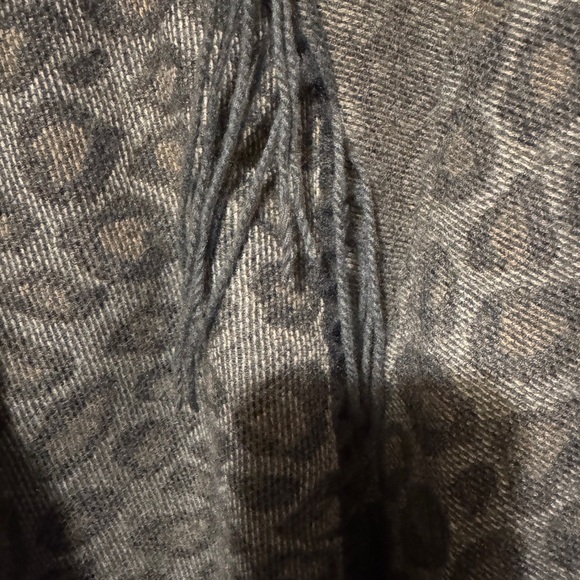 Woolrich OS Blanket Wrap shawl cape grey tan  animal Print Fringe Knit sweater - Picture 5 of 6